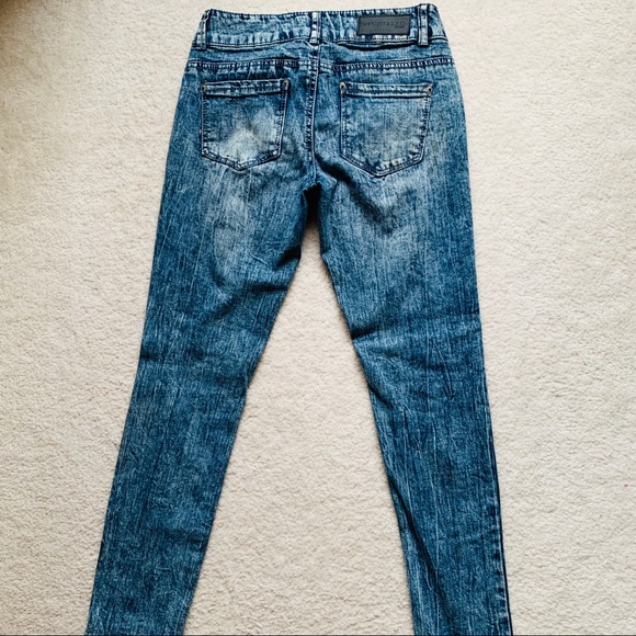 Juniors- Acid Wash Jeans - Picture 5 of 5